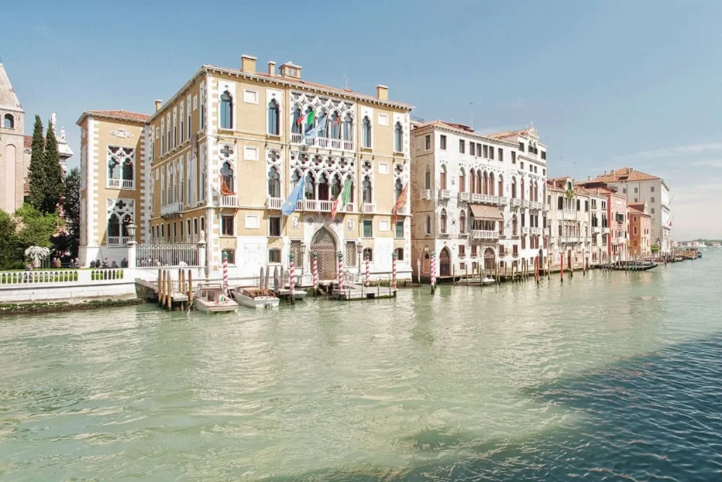 Panoramic waterfront view featuring historic Venetian architecture, the Grand Canal and a traditional gondola – Hotel Galleria, Venice.