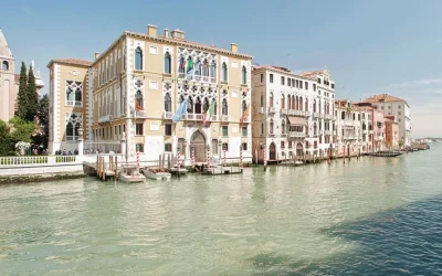 Panoramic view across the Grand Canal with historic palaces and a gondola – Hotel Galleria, Venice
