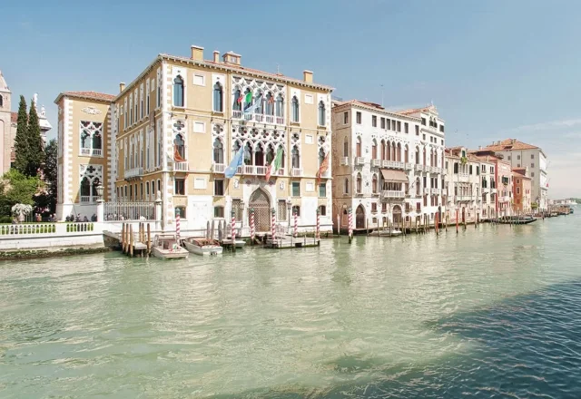 Panoramic view across the Grand Canal with historic palaces and a gondola – Hotel Galleria, Venice