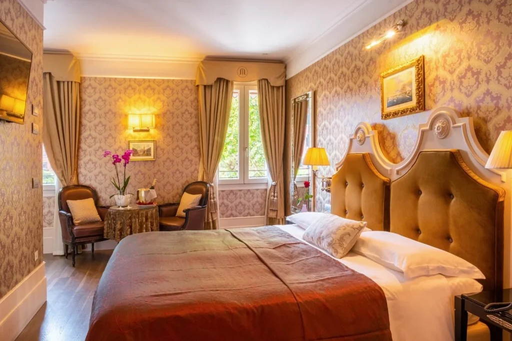 Classic Venetian-style bedroom at Hotel Moresco in Venice