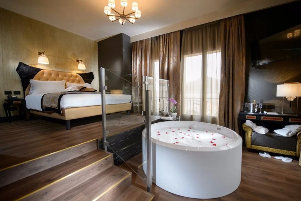 Luxury room with private jacuzzi at Palazzo Veneziano in Venice