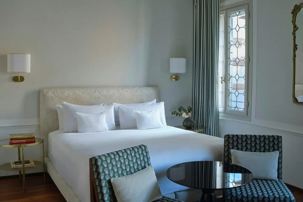 Elegant bedroom with Venetian details and a sitting area at Violino D’Oro in Venice
Title: Violino D’Oro